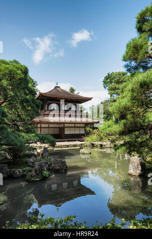 Ginkaku-ji, officiellement nommée Jisho-ji, est un temple Zen dans le quartier de Sakyo Kyoto, Japon. C'est l'une des constructions qui représente le Higashiya Banque D'Images