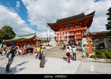 Sanctuaire Fushimi Inari, Fushimi Inari Taisha, est un important sanctuaire Shinto dans le sud de Kyoto. Il est célèbre pour ses milliers de torii vermillon, gates Banque D'Images