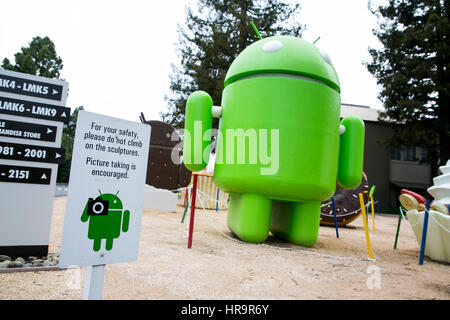 Un jardin plein de statues du système d'exploitation Android de Google à Mountain View, Californie, le 18 février 2017. Banque D'Images