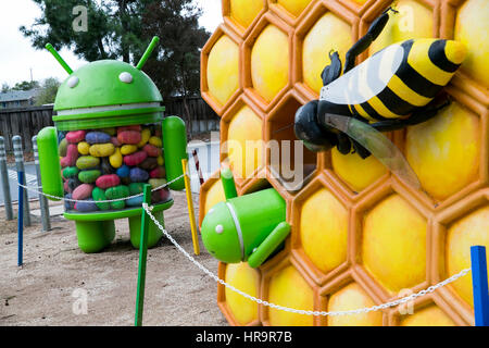 Un jardin plein de statues du système d'exploitation Android de Google à Mountain View, Californie, le 18 février 2017. Banque D'Images