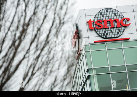 Un logo affiche à l'extérieur d'un établissement occupé par le Taiwan Semiconductor Manufacturing Company (TSMC) à San Jose, Californie, le 18 février 2017. Banque D'Images