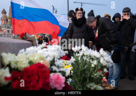 Moscou, Russie. 26 février 2017. Les participants à une marche en mémoire de politicien russe Boris Nemtsov à la veille du 2e anniversaire de son dea Banque D'Images