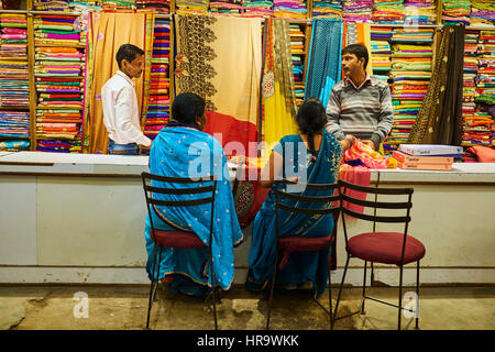 L'Asie, l'Inde, Uttar Pradesh, Varanasi (Bénarès), Sari shop Banque D'Images