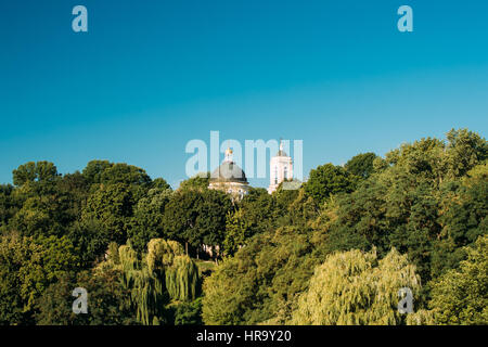 Dome et clocher de la Cathédrale Pierre-et-Paul, sous le ciel bleu d'été ensoleillé à Gomel, au Bélarus. Banque D'Images