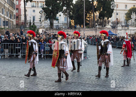 Rome, Italie - 1 janvier 2017 : Parade de soldats romains dans les rues à jouer de la musique dans le centre historique de Rome, Italie Banque D'Images
