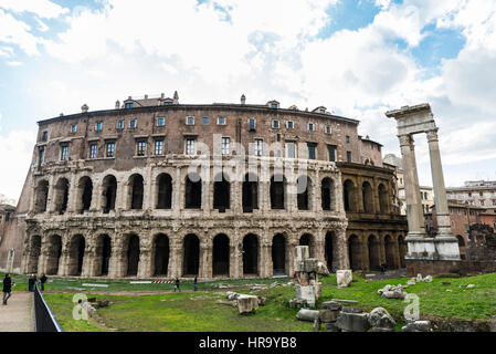 Rome, Italie - 2 janvier 2017 : Marcello Theatre avec les touristes visitant le monument, c'est le premier théâtre en pierre à Rome, Italie Banque D'Images