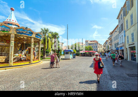 Place des Martyrs de la Résistance avec les touristes et carousel à Antibes, France. Banque D'Images