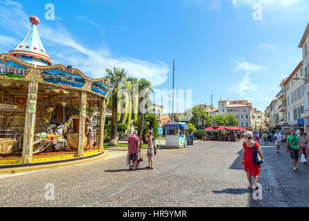 Place des Martyrs de la Résistance avec les touristes et carousel à Antibes, France. Banque D'Images