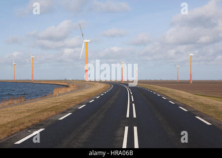 Route sur l'île de Bretagne près de almere aux éoliennes et ciel bleu avec des nuages en Hollande Banque D'Images