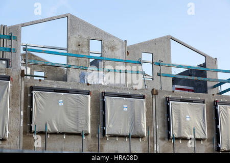 Ossature en béton de maison nouvellement construite avec échafaudages et ciel bleu Banque D'Images