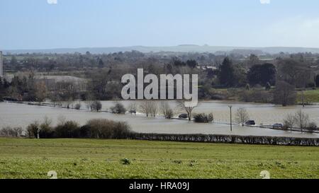 Voitures de la conduite sur route inondée par la rivière Avon déborder ses rives, Staverton, près de Chippenham, Wiltshire, Royaume-Uni, février 2014. Banque D'Images