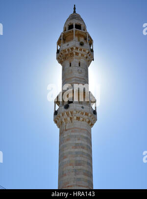 Bethléem, Palestine. 6 janvier 2017 - Minaret de la mosquée en face de la lumière du soleil Banque D'Images