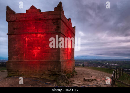 Rivington Pike courts avec LED lumineuses colorées pour faire connaître Chorley Conseil. Banque D'Images