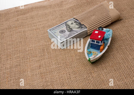 Maquette de bateau et de l'ensemble des billets en dollars US sur toile Banque D'Images