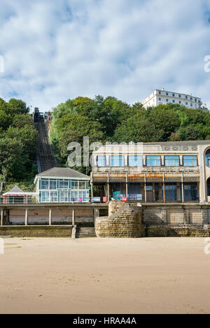 À côté du funiculaire de Spa de Scarborough, North Yorkshire, Angleterre. Banque D'Images