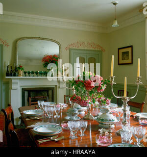 La Chine et la verrerie de table en bois avec miroir encadré d'argent dans le Wiltshire farmhouse Banque D'Images