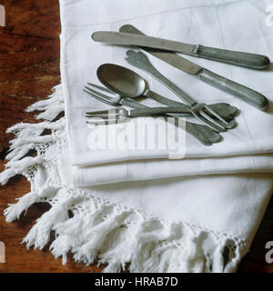 Serviettes de table avec des couverts en argent. Banque D'Images