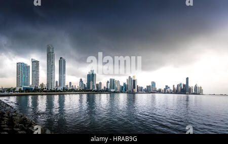 Vue panoramique sur les toits de la ville de Panama, un jour de tempête - Panama City, Panama Banque D'Images