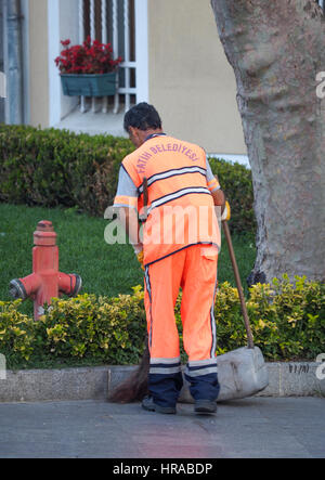 TRAVAILLEUR PUBLIC MASCULIN, STREET CLEANER, À ISTANBUL TURQUIE Banque D'Images