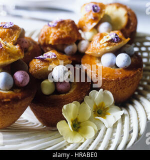 Cupcakes avec des oeufs de Pâques. Banque D'Images