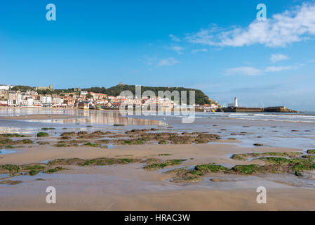 Une belle journée ensoleillée sur la plage de Scarborough une ville balnéaire sur la côte nord-est de l'Angleterre. Banque D'Images