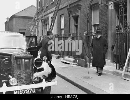 Winston Churchill quitter Downing Street London Banque D'Images