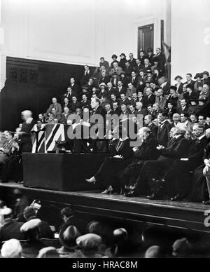 Novembre 1922 Winston Churchill faisant campagne à Dundee, Écosse faible après rétablissement d'une opération pour enlever son appendice. Lady Churchill assis Banque D'Images