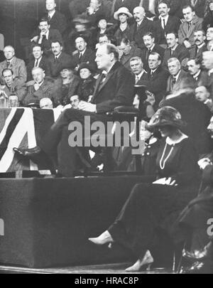 Novembre 1922 Winston Churchill faisant campagne à Dundee, Écosse faible après rétablissement d'une opération pour enlever son appendice. Lady Churchill assis. Banque D'Images