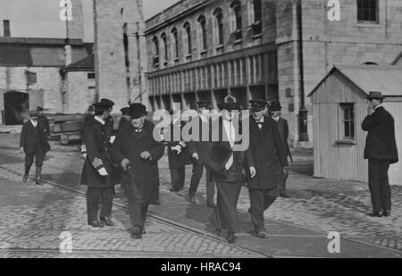 Winston Churchill et d'autres dignitaires étrangers en visite dans un chantier de travailleurs 1920 Banque D'Images