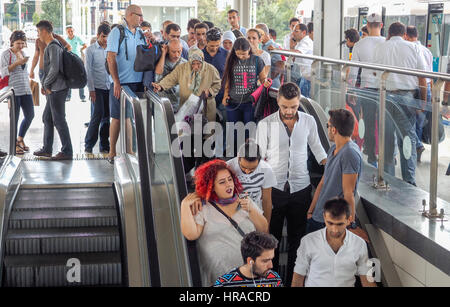 La gare de MARMARAY ET PLATE-FORME À L'ESCALATOR AYRILIK CESMESI ISTANBUL Turquie Banque D'Images