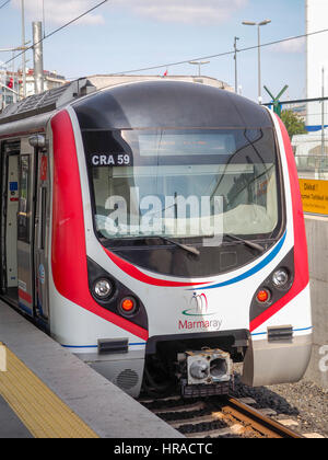 La gare de MARMARAY ET PLATE-FORME À L'ESCALATOR AYRILIK CESMESI ISTANBUL Turquie Banque D'Images