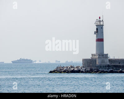 Vue depuis l'ENTRÉE DU PORT VERS DE KADIKOY ET DISTANT Mer de Marmara Istanbul TURQUIE Banque D'Images