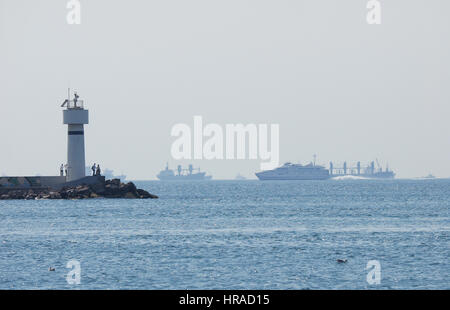 Vue depuis l'ENTRÉE DU PORT VERS DE KADIKOY ET DISTANT Mer de Marmara Istanbul TURQUIE Banque D'Images