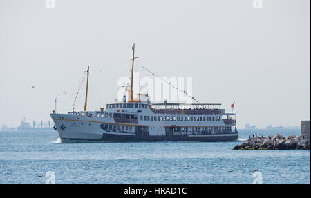 Vue depuis l'ENTRÉE DU PORT VERS DE KADIKOY ET DISTANT Mer de Marmara Istanbul TURQUIE Banque D'Images