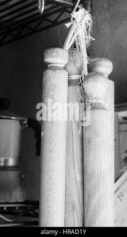 Rouleaux à pâte de bois dans une cuisine Italienne Banque D'Images