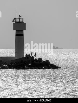 Vue depuis l'ENTRÉE DU PORT VERS DE KADIKOY ET DISTANT Mer de Marmara Istanbul TURQUIE Banque D'Images