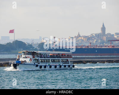 FERRY NAVIRE VOYAGEANT DE PORT EN PORT AVEC LES VOYAGEURS ET LES VUES D'ISTANBUL DU BOSPHORE, LA TURQUIE. Banque D'Images