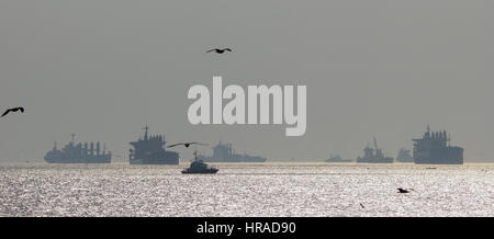 Vue depuis l'ENTRÉE DU PORT VERS DE KADIKOY ET DISTANT Mer de Marmara Istanbul TURQUIE Banque D'Images