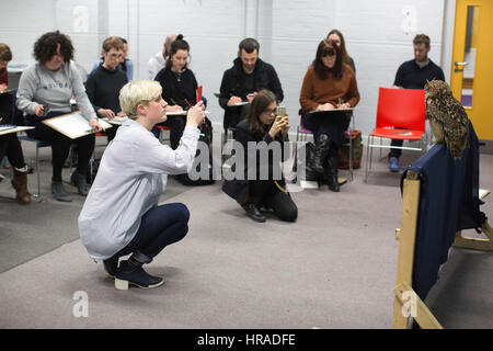 Les personnes assistant à une soirée d'art de dessin dessin classe Bengale eagle-hiboux et d'autres animaux sauvages, London, UK Banque D'Images