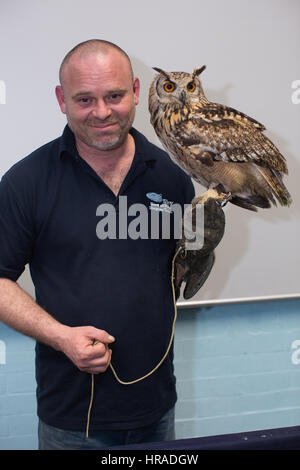 Les personnes assistant à une soirée d'art de dessin dessin classe Bengale eagle-hiboux et d'autres animaux sauvages, London, UK Banque D'Images