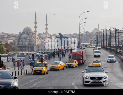 Vue sur le pont de Galata avec les TAXIS EN PREMIER PLAN ET ARRIÈRE-PLAN DANS LA NOUVELLE MOSQUÉE,corne d'or, Istanbul TURQUIE Banque D'Images