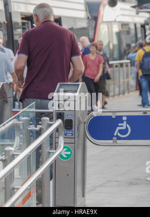 Lecteur de carte ISTANBULKART ET TOKEN MACHINE, TRAM STATION ISTANBUL Turquie Banque D'Images