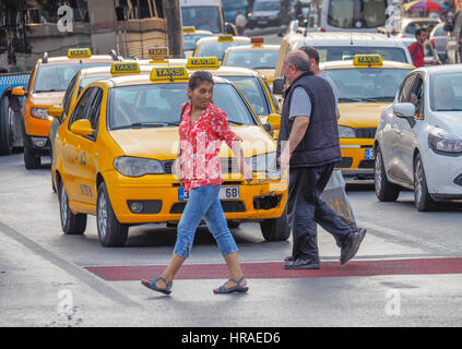 Des taxis dans la circulation, Istanbul (Turquie) du côté de l'ouest Banque D'Images