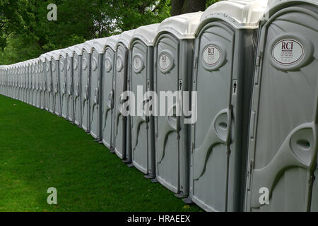 Une très longue rangée de toilettes portables dans le Parc LaFontaine à Montréal pendant la Marathon de Montréal Banque D'Images