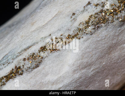 Blanc brillant avec matrice de dolomite sucrées les coutures des cristaux de pyrite jaune Banque D'Images