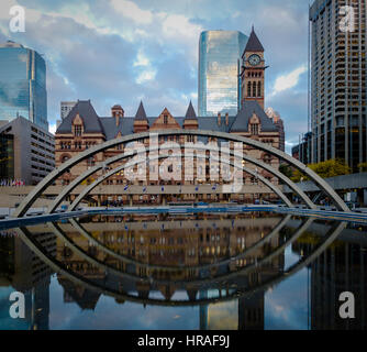 Nathan Phillips Square et Old City Hall - Toronto, Ontario, Canada Banque D'Images