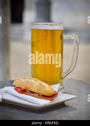 Sandwich au jambon et pichet de bière froide dans la rue en Espagne Banque D'Images