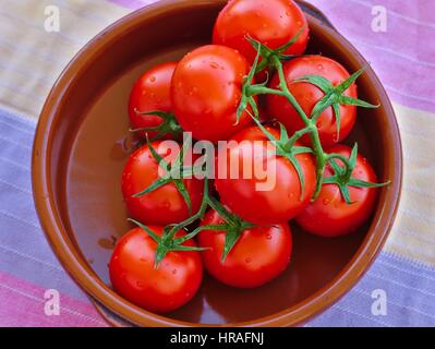 Les tomates fraîches dans un pot en argile. Banque D'Images