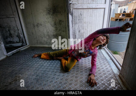 Une fille de réfugiés handicapés mentaux l'âge de 9 ans, enchaîné à une toilette par la cheville dans le camp de personnes déplacées près de Zakho, Dahouk Kurdistan, Iraq. Banque D'Images