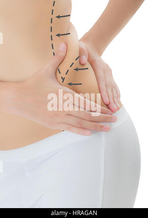 Close up woman grabbing peau sur ses flancs avec le dessin des flèches noires, perdre du poids et la cellulite liposuccion dépose concept, isolé sur bac blanc Banque D'Images